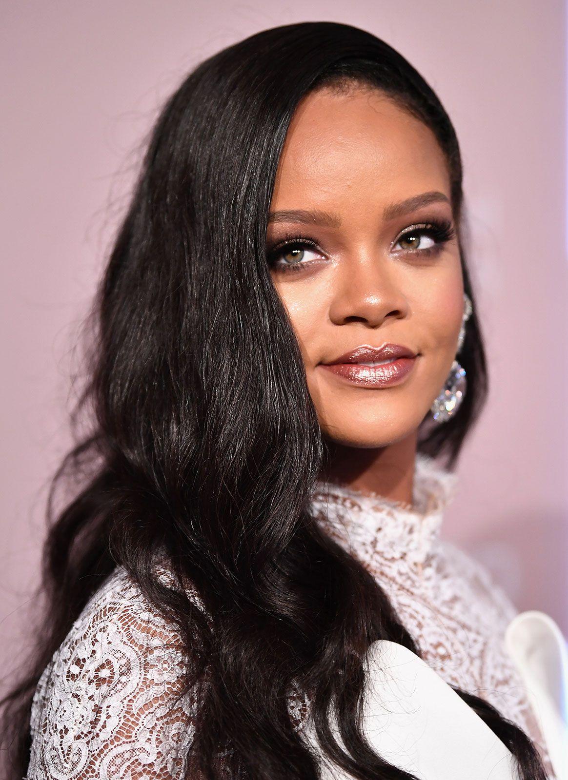 9) Rihanna: As a global star and a fashion mogul, her travel-heavy lifestyle, grand ⁤tour sets, and high-consumption fashion empire contribute to ‍substantial carbon emissions