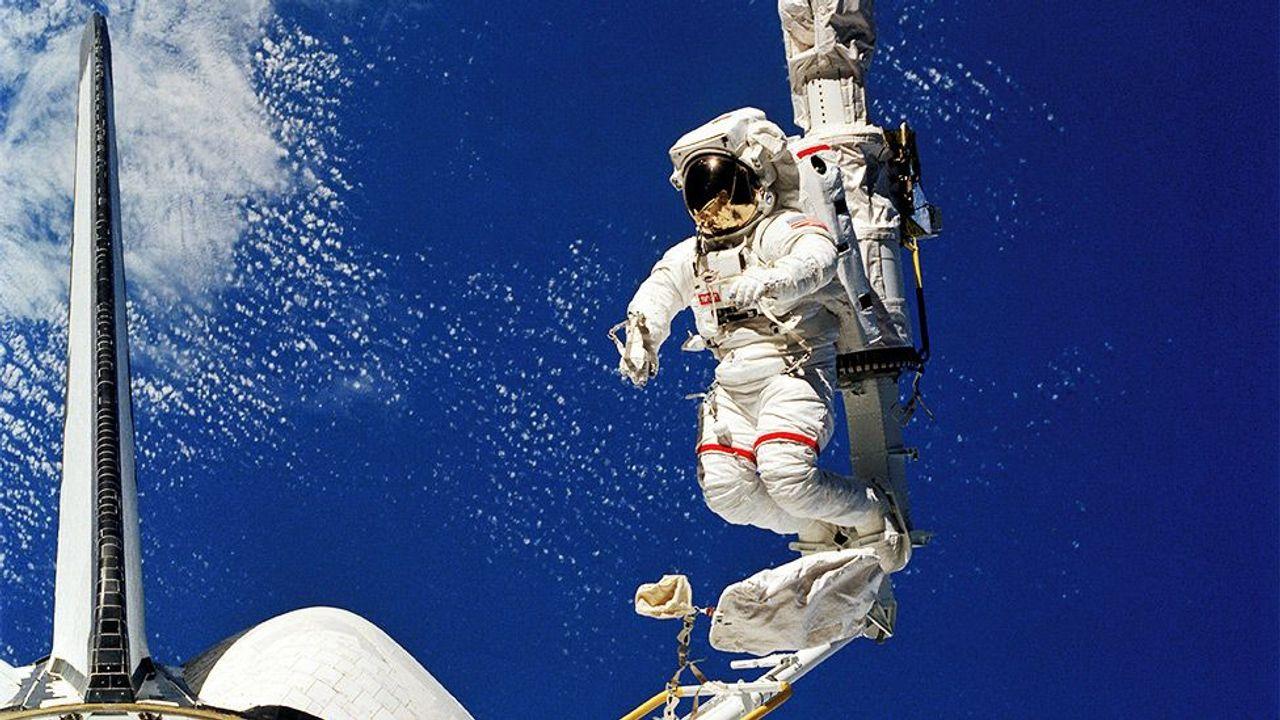 1) Zephyr ​Spacewalk - This sci-fi thriller takes audiences on a wild journey ⁤across​ the universe, ⁣with breathtaking visual effects and a complex plot ⁢that will keep you guessing