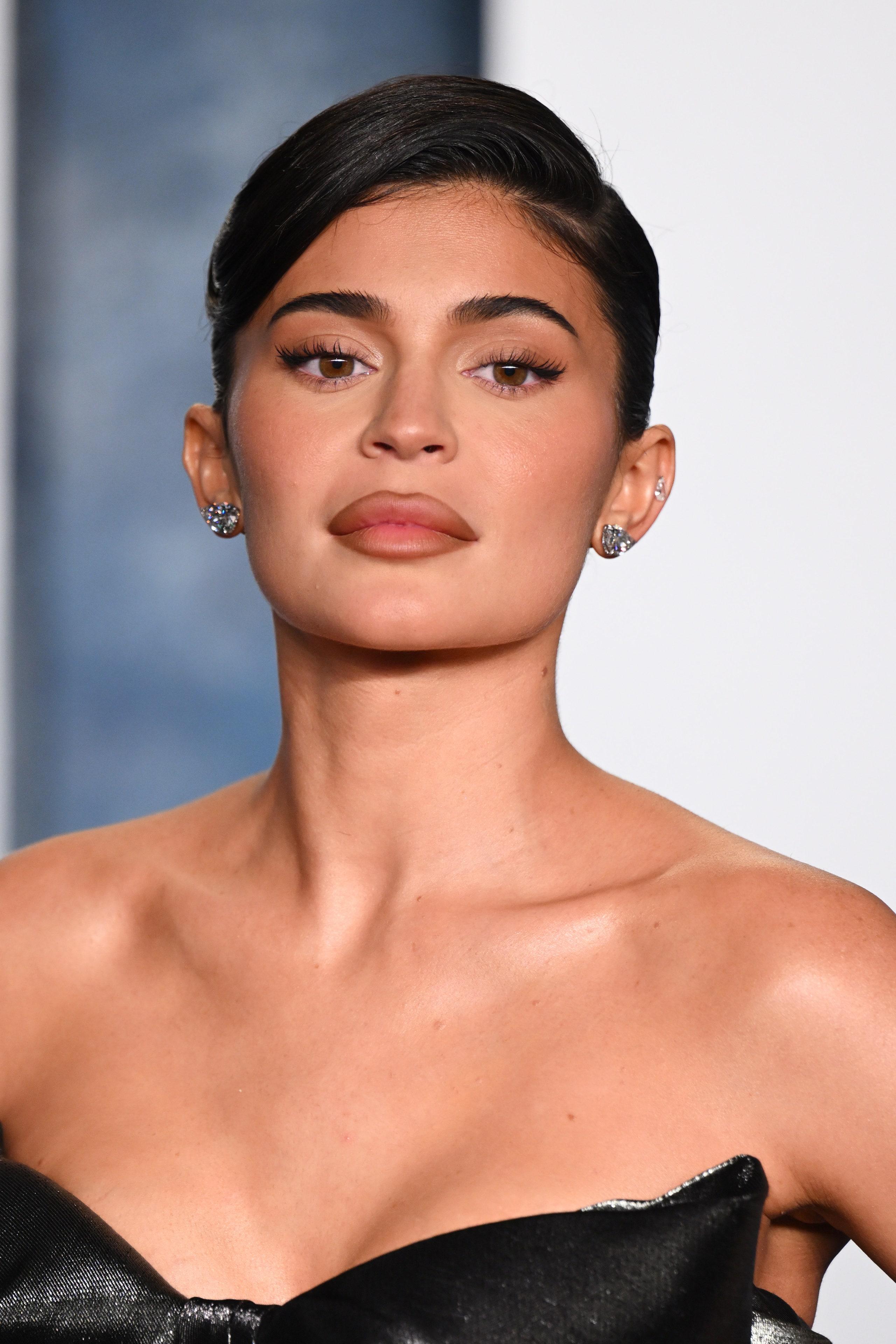 9) Kylie Jenner: Her beauty empire ‌and successful stint⁣ as a social⁢ media influencer ​have put her on the map of the worlds wealthiest​ celebrities