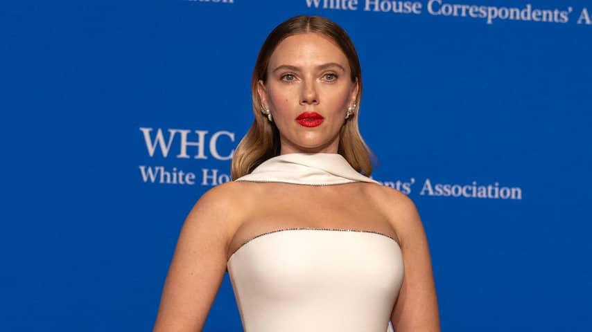 2) Scarlett Johansson: With her killer curves and slim waist, Scarlett Johansson is a modern embodiment of the hourglass figure