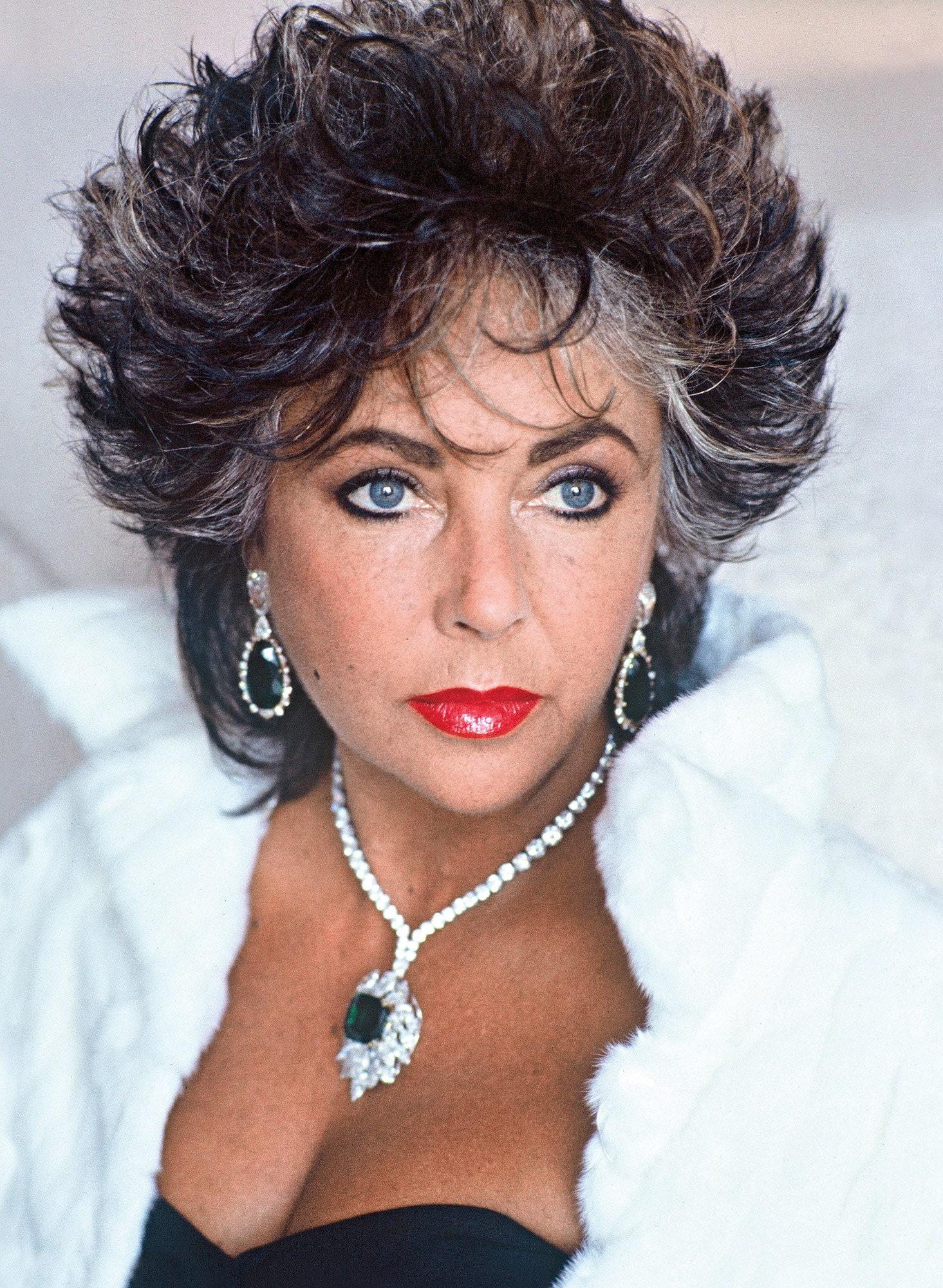 19) Elizabeth Taylor: The legendary actress was known for her distinct hourglass figure which added to her​ allure and beauty