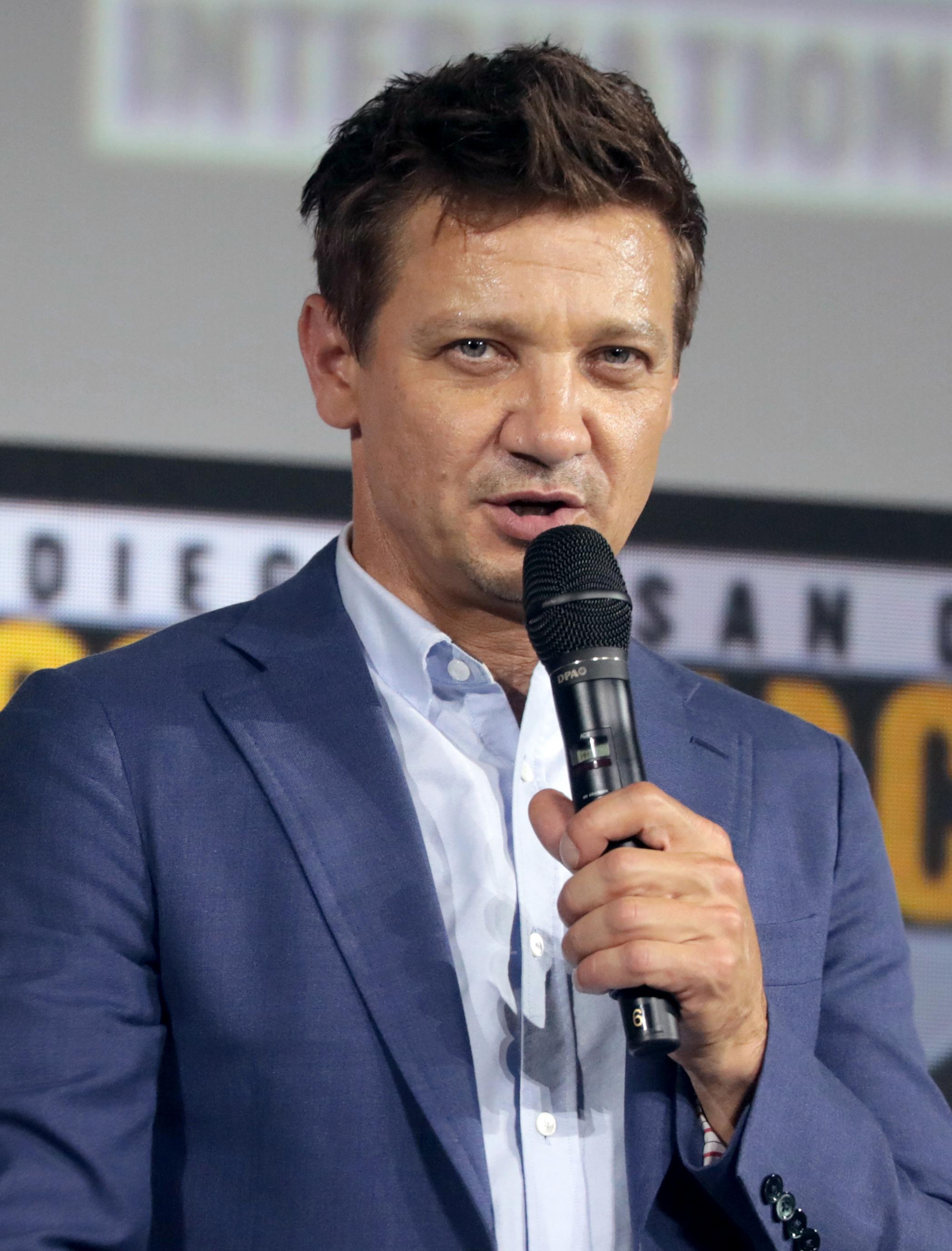 46)‌ Jeremy Renner -​ His⁢ piercing gaze,⁢ rugged charm, and raw ‍talent put Renner on the​ map of attractive male celebrities