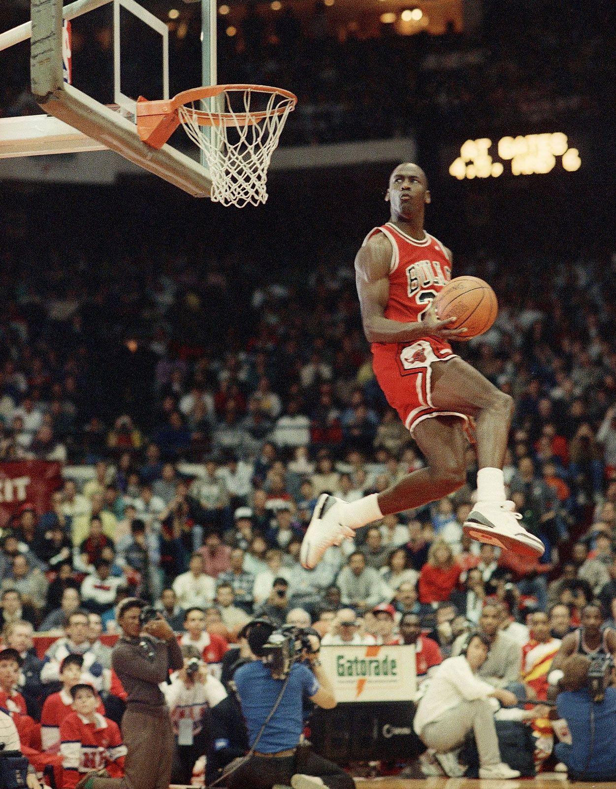 4) ​Michael ‌Jordan: Strutting his stuff both‍ on the basketball court and ⁢in the ⁣world of business, this sports icon is dunking millions into his account