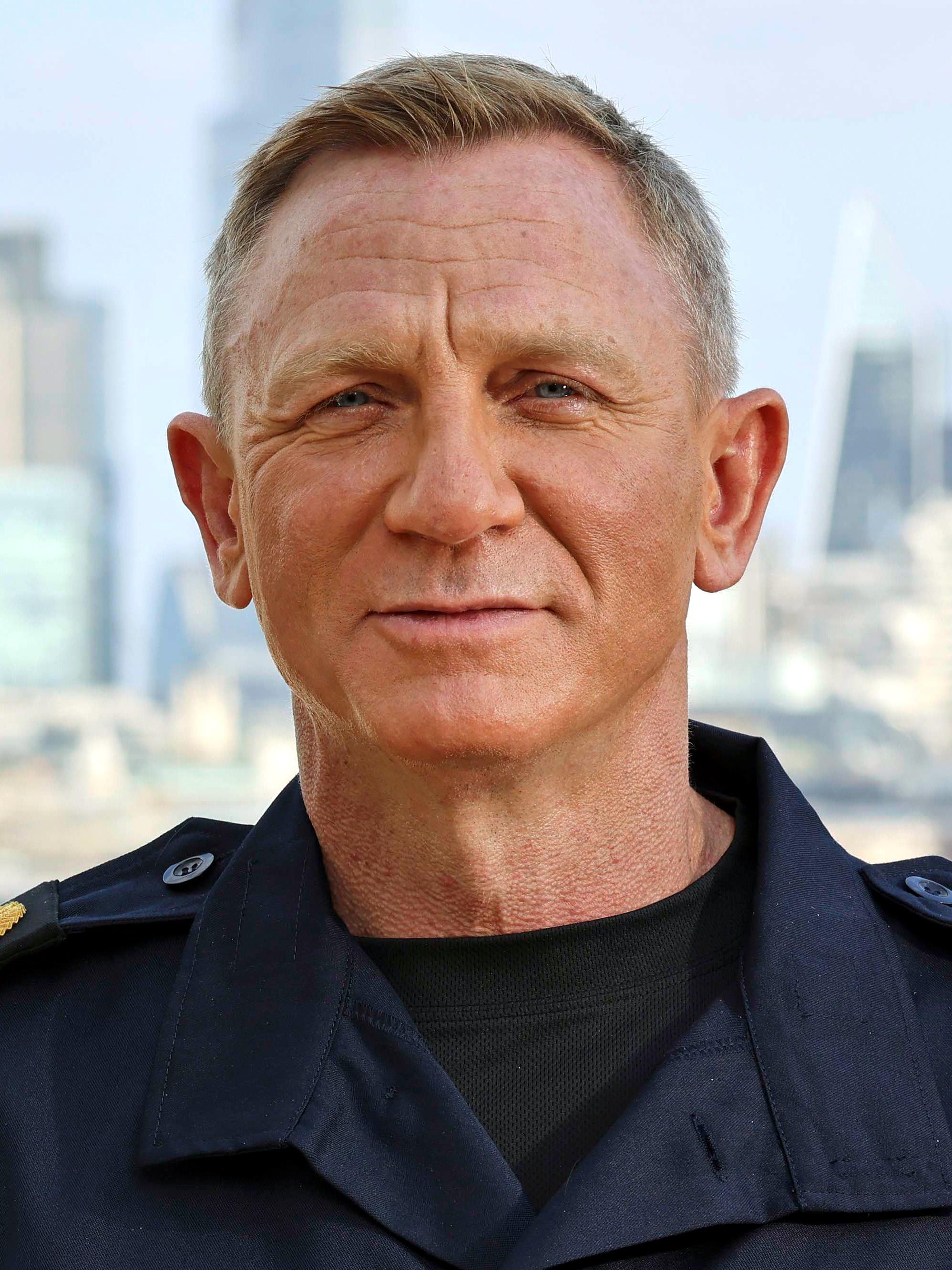 Daniel ⁣Craig - Our present-day James Bond,⁣ Craigs piercing blue eyes ⁤and rugged features make him one of the ​most good-looking men in the business