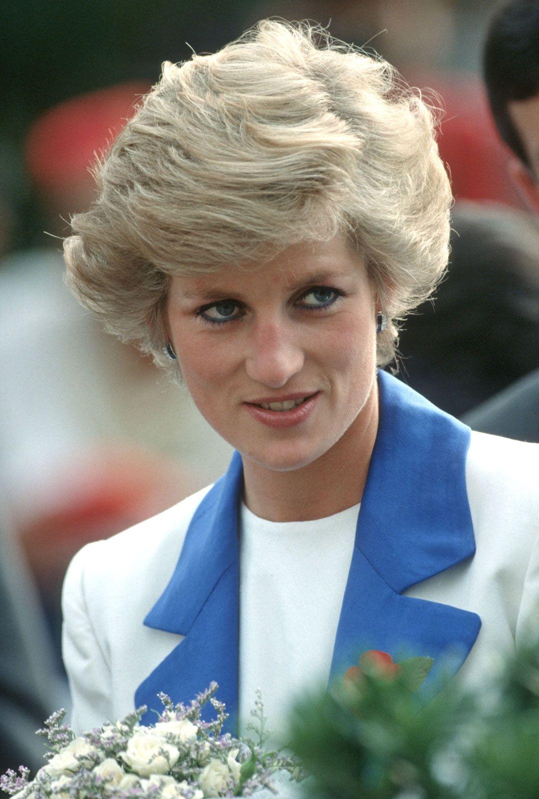 Princess Diana: Although not a celebrity in the traditional sense, Princess Diana was one ⁢of the most photographed women in the world during her life. Her charity work, style, and tumultuous personal life made her fascinating to the public