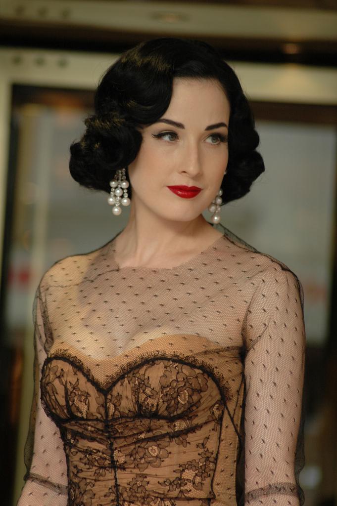 7) Dita ⁤Von Teese: Well-known for her burlesque performances, ⁤Dita Von Teese is another celebrity who proudly⁢ presents an hourglass ⁤figure